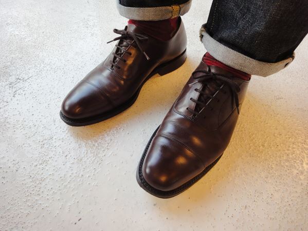 어두운 갈색 스트레이트팁 구두