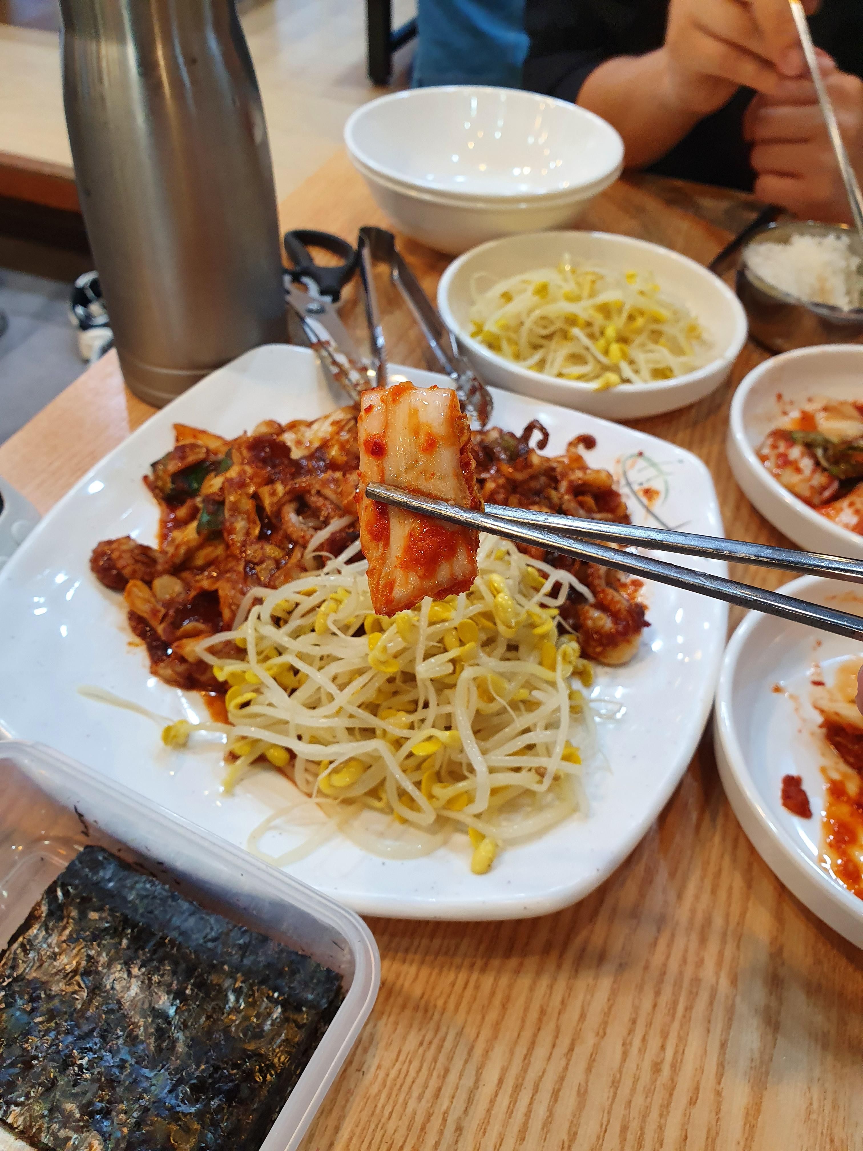 관저동 온천 물총 칼국수 매운김치 생각보다 많이 매운데.. 먹으면 먹을수록 맛이 땡기고 좋습니다.