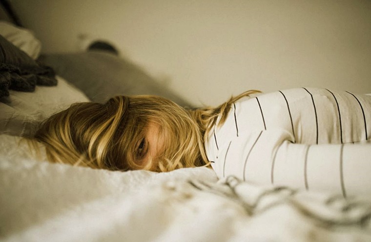 침대에-누워있는-여성