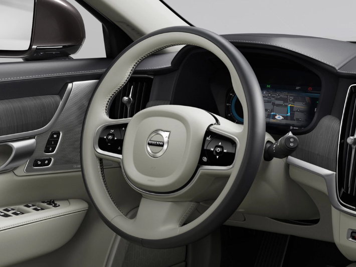 볼보 S90 플러그인 하이브리드 가격과 트림별 차이: 2024년 최신 정보