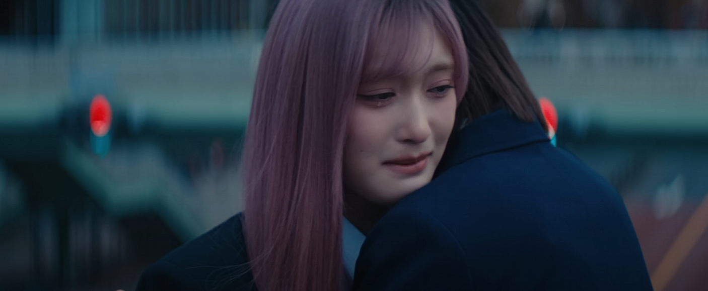 눈물을 흘리는 이서를 안아주는 장면