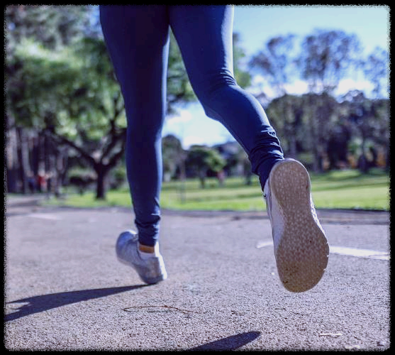 다이어트를 위해 뛰고 있는 다리 사진