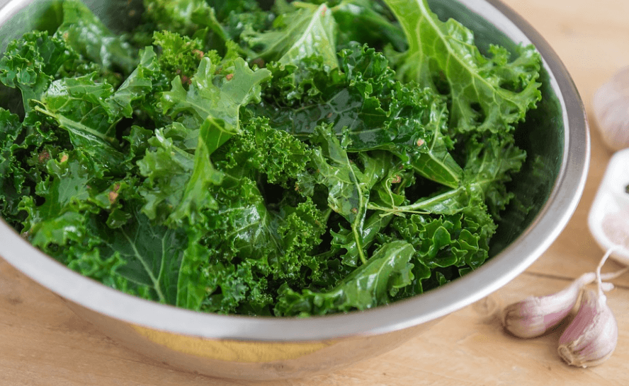 이석증에 좋은 음식 케일이 그릇에 많이 담겨 있다
