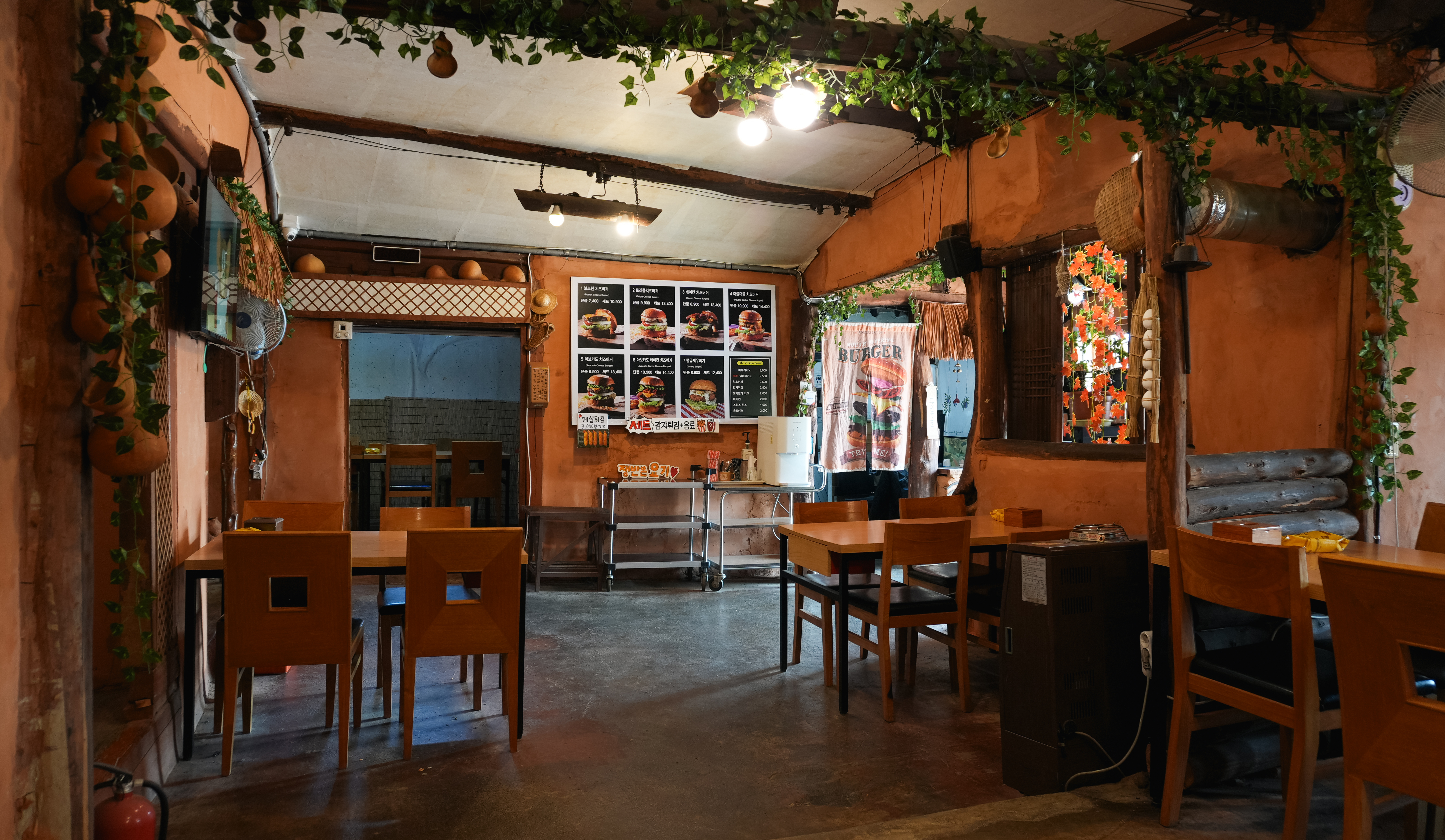 초가삼간 보스턴수제버거 실내