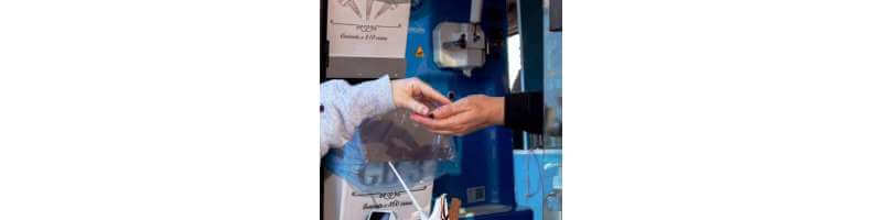 돈을-건네받는-모습