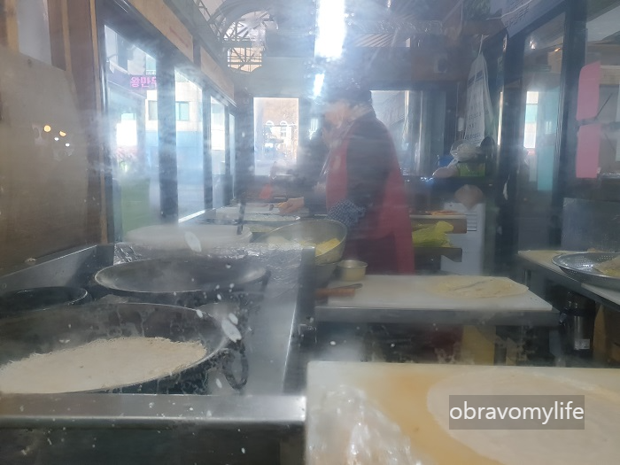 전 부치는 모습