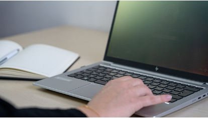 노트북으로 업무를
하고 있는모습