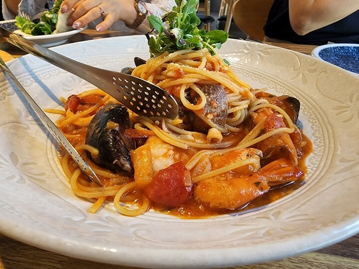 새우와 홍합이 들어간 토마토 파스타