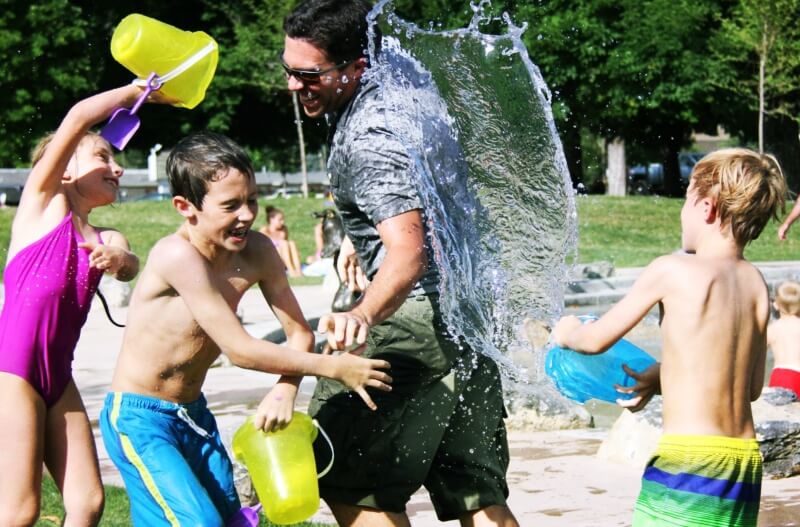 물놀이-하는-아이들