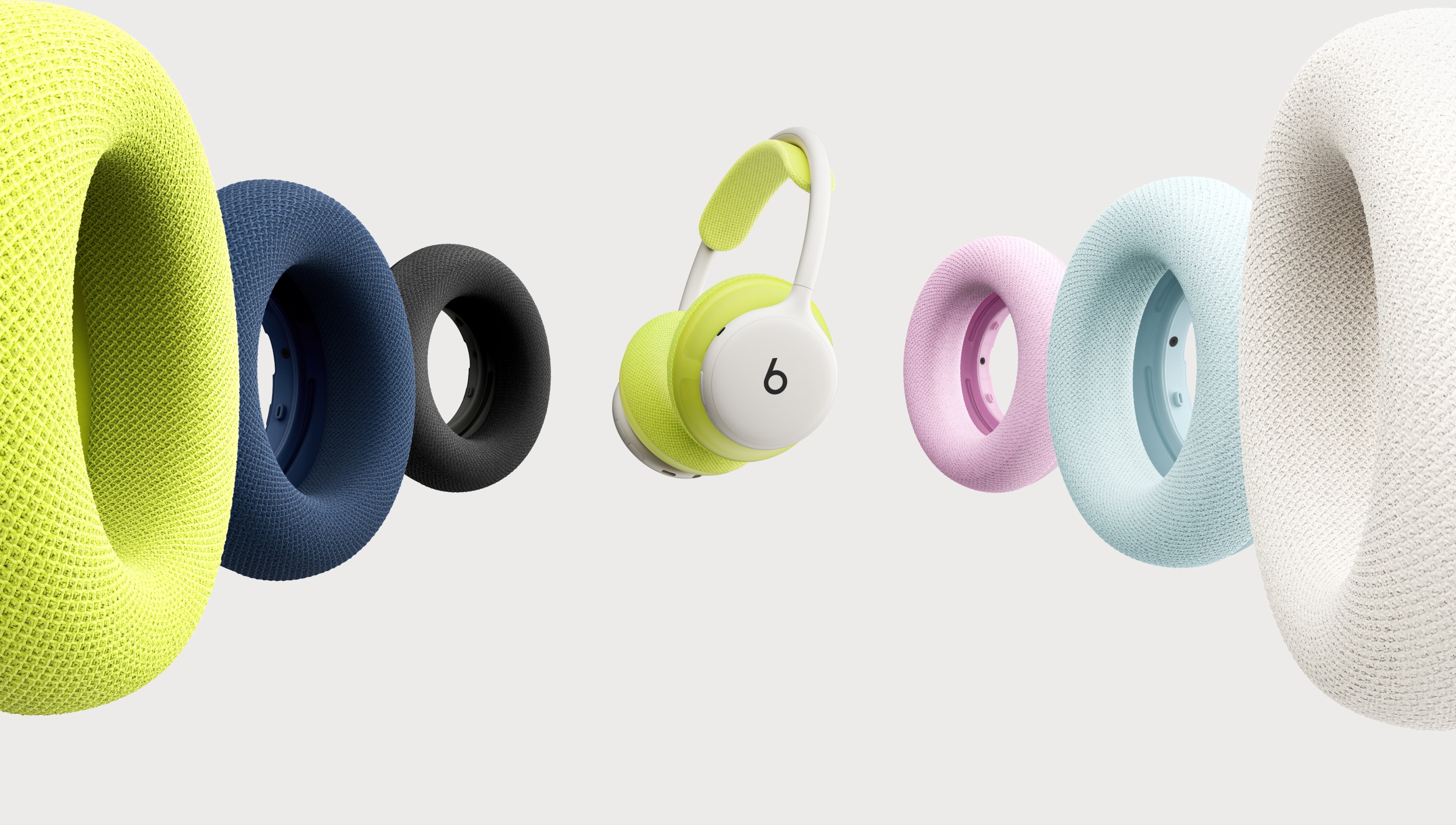 블랙 Beats 360 헤드폰과 여러 색상의 교체식 이어컵&middot;헤드밴드 쿠션