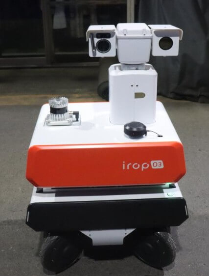 서울시 전통시장을 순찰하는 '화재 순찰 로봇 이롭(irop)'