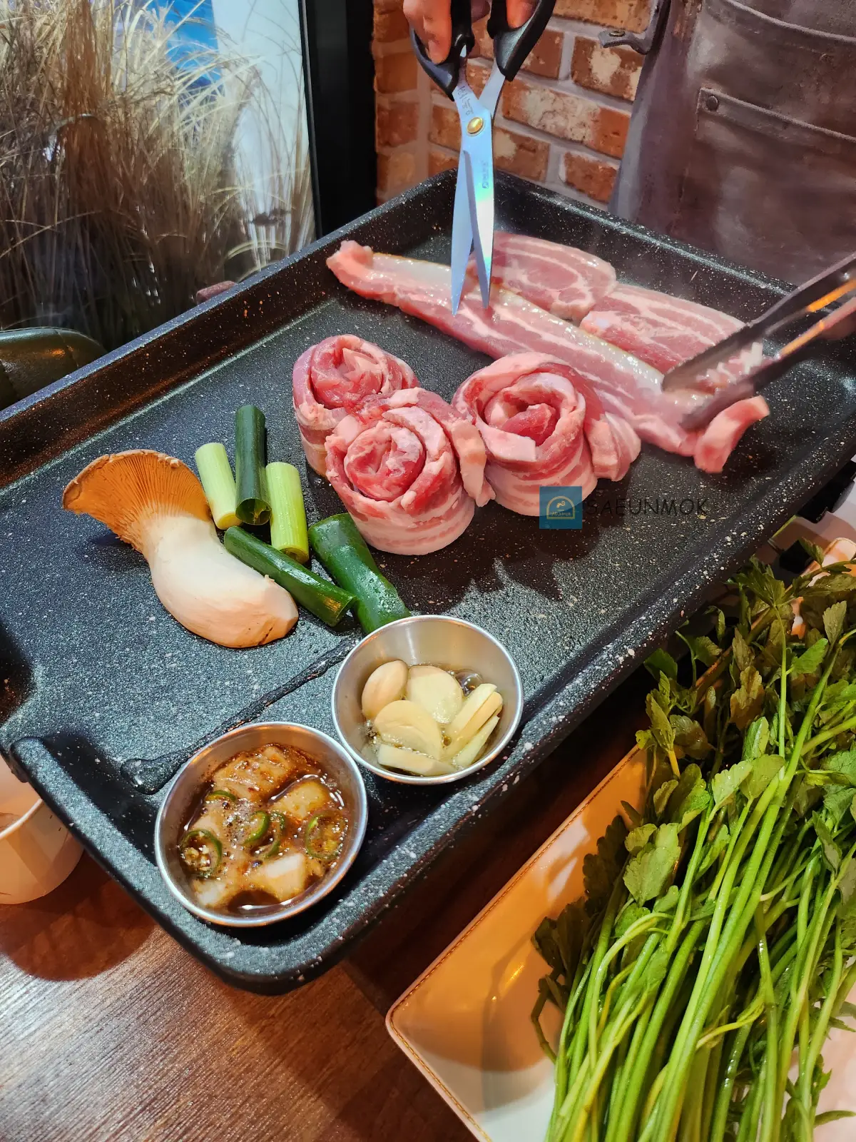 미나리-삼겹살-미돼지-굽는사진