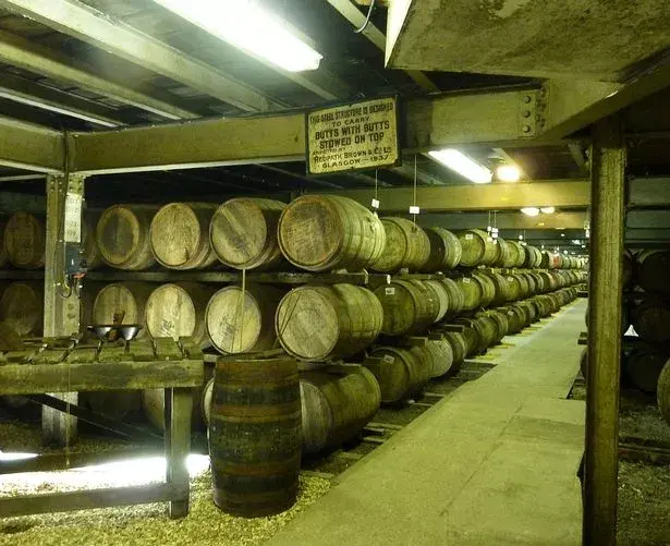라프로익 증류소의 캐스크 창고