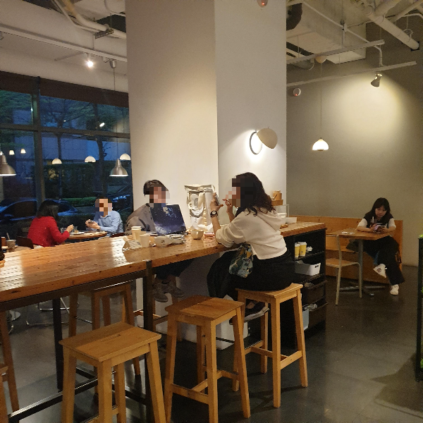 대만 타이베이 카페 소개: 노르딕 로스터 챔피언 Fika Fika Cafe_내부 좌석1