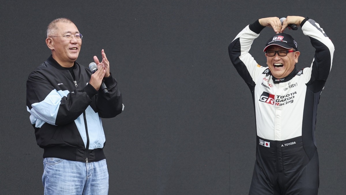 현대차는 글로벌 판매량 1위 도요타의 강력한 라이벌이 됐다. 정의선 현대차그룹 회장(왼쪽)과 도요다 아키오 일본 도요타자동차그룹 회장이 지난 10월 27일 오후 경기 용인시 처인구 용인스피드웨이에서 열린 '현대 N x 토요타 가주 레이싱 페스티벌'에서 기념촬영을 하고 있다.