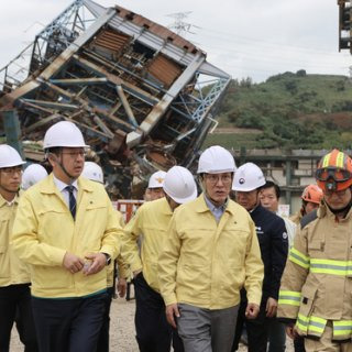 울산화력발전소 보일러 타워 붕괴 수색 &lsquo;경보음으로 중단&rsquo; 붕괴 위험 속 실종자 2명
