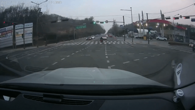 강동구 명일동 대형 싱크홀 사고 발생! 도로 한복판이 뚫렸다?