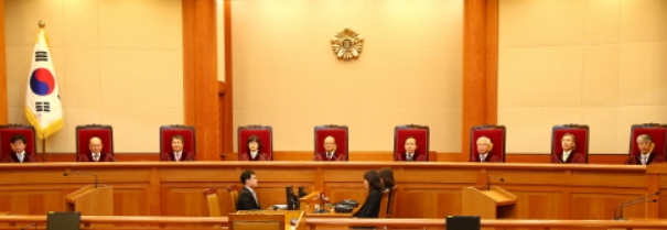 2015년 간통제 폐지를 결정한 헌법재판소 현장 사진입니다.