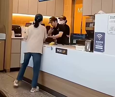 맘스터치 진상녀 영상