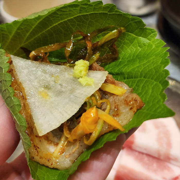 와사비를 얹어먹는 냉동삼겹살