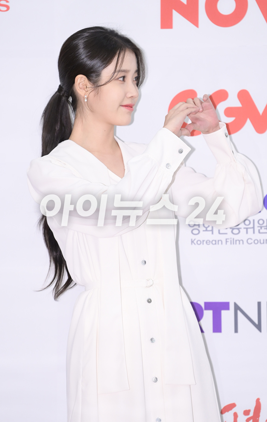 배우 이지은(아이유)이 23일 오후 서울 여의도 중소기업중앙회 KBIZ홀에서 진행된 제42회 &#39;한국영화평론가협회상&#39;(영평상) 시상식에 신인여우상 수상자로 참석해 포즈를 취하고 있다. [사진=정소희 기자]