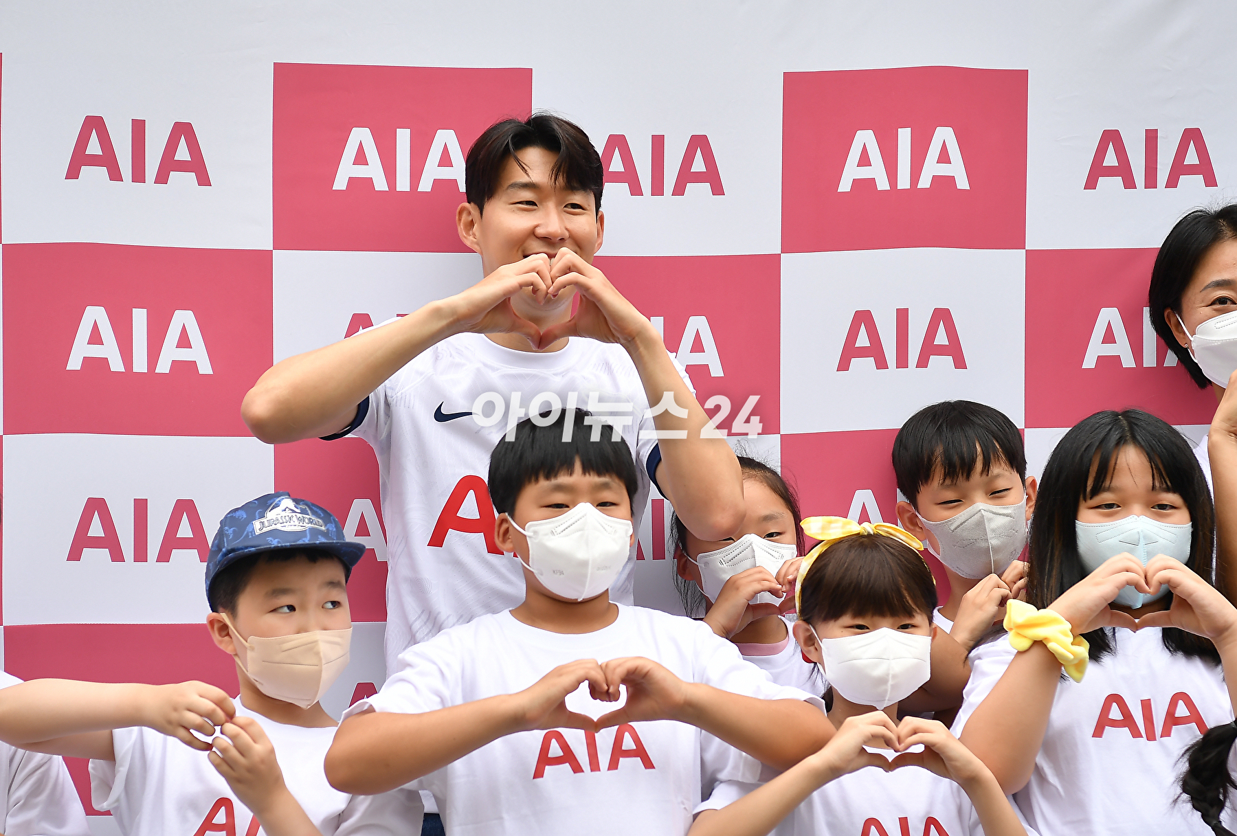 축구선수 손흥민이 4일 오후 서울 동대문구 글로벌지식협력단지에서 열린 AIA생명 소아암 어린이 돕는 사회공헌 캠페인에 참석해 어린이들과 공놀이 시간을 갖고 있다. [사진=곽영래 기자]