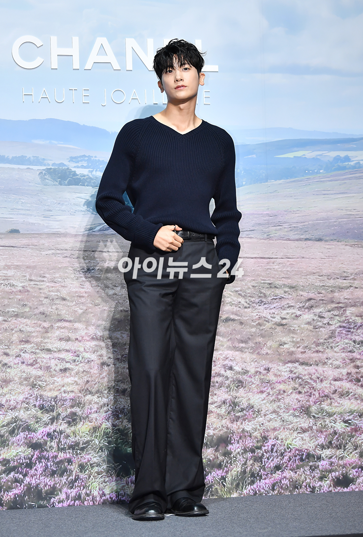 배우 박형식이 27일 오후 서울 광진구 파이팩토리 스튜디오에서 열린 트위드 샤넬 주얼리 행사에서 포토타임을 갖고 있다. [사진=곽영래 기자]