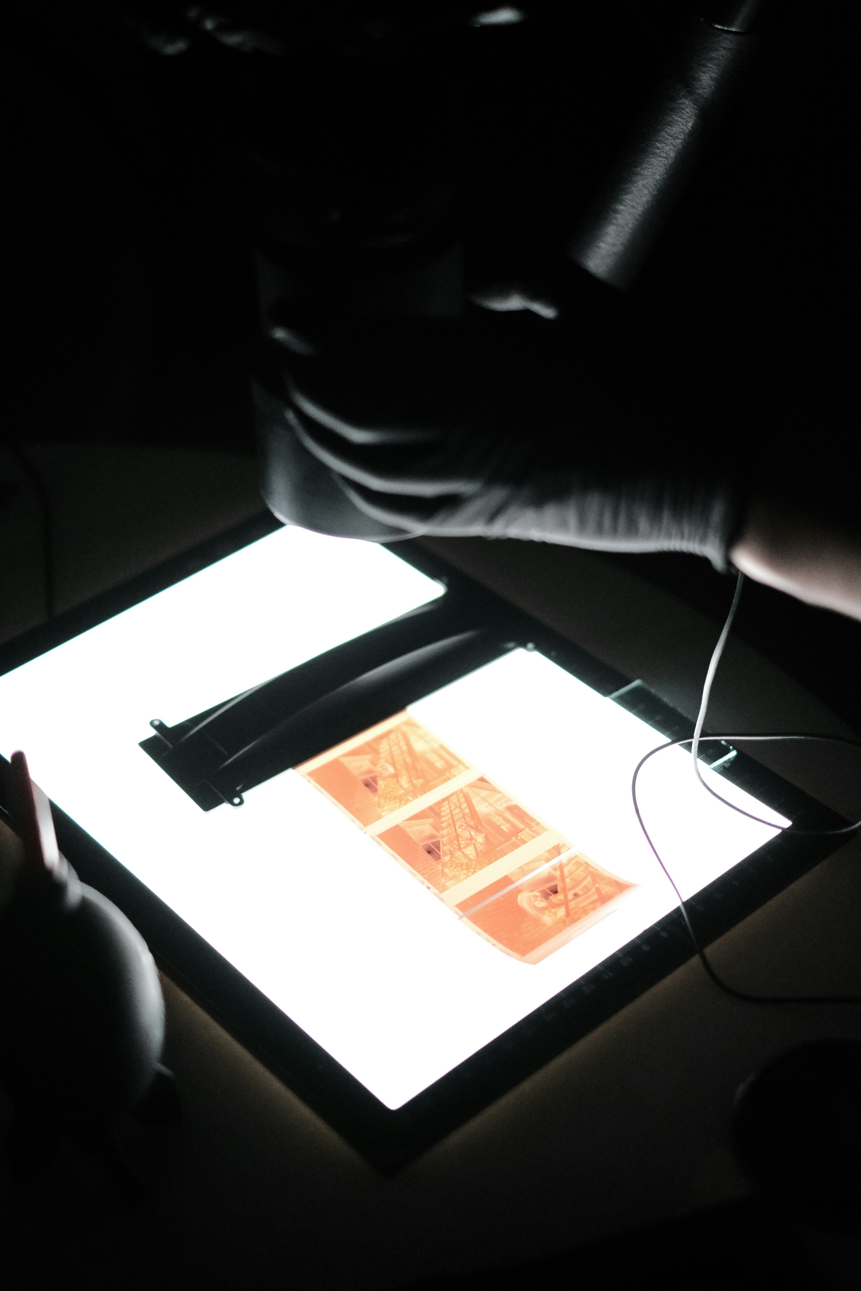 현상된 네거티브 필름을 확인 및 스캔하는 사진