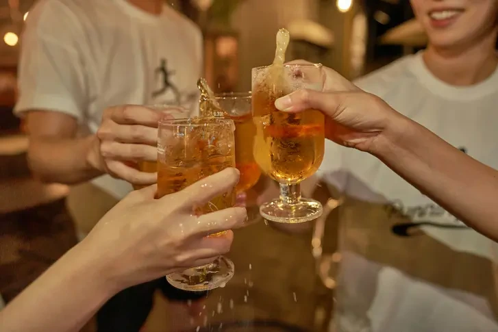 운동 후 술을 마시는 사람들 사진