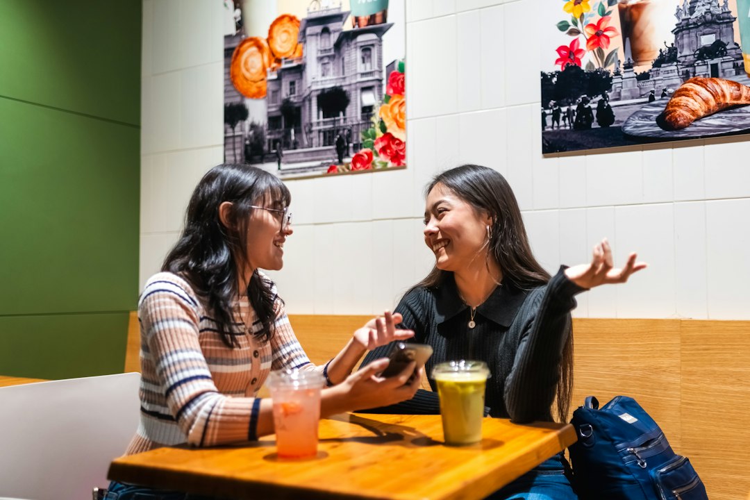 카페에서 마주 앉아 이야기하는 두 사람