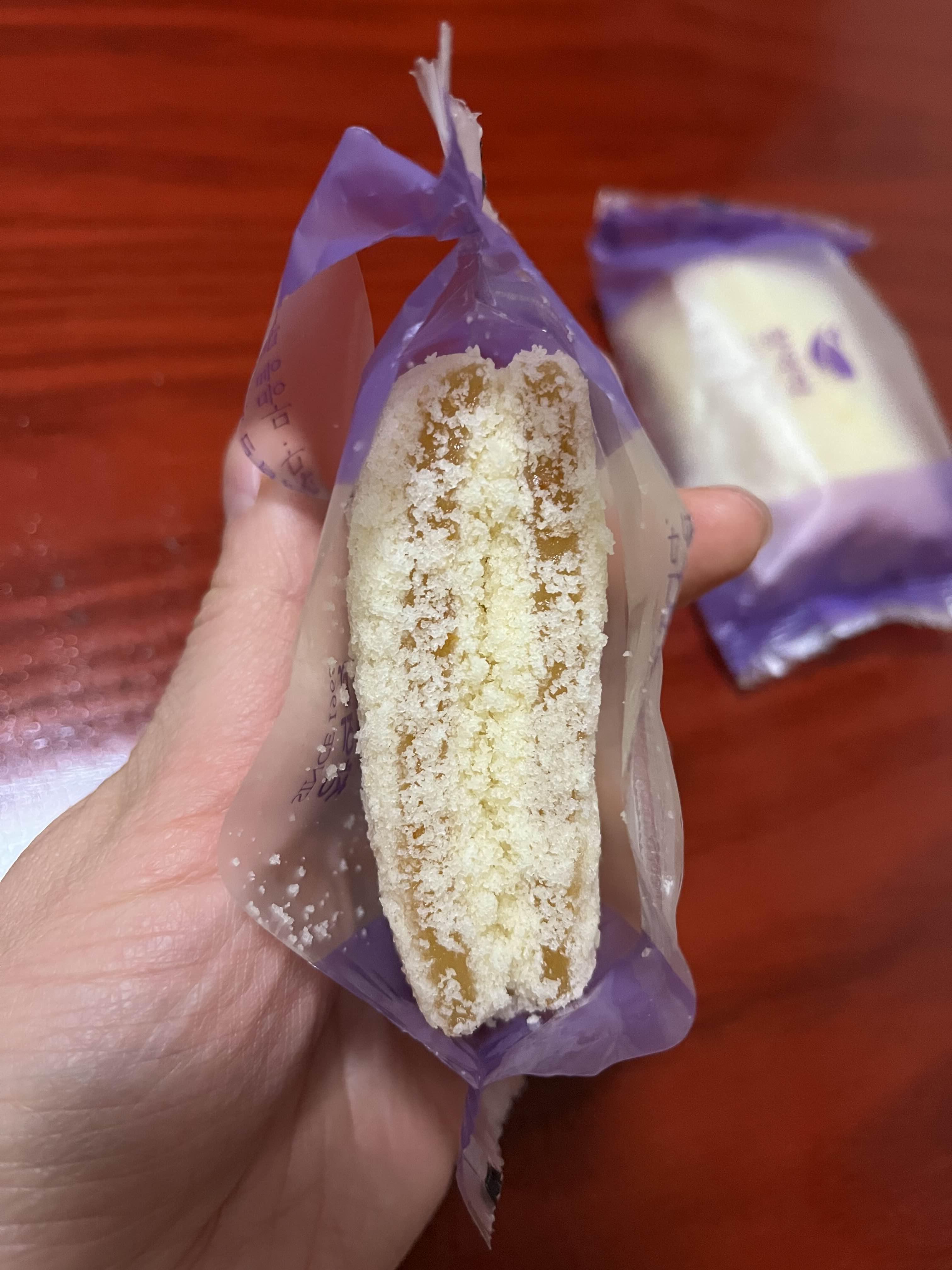 손에 쥔 포장 안 떡