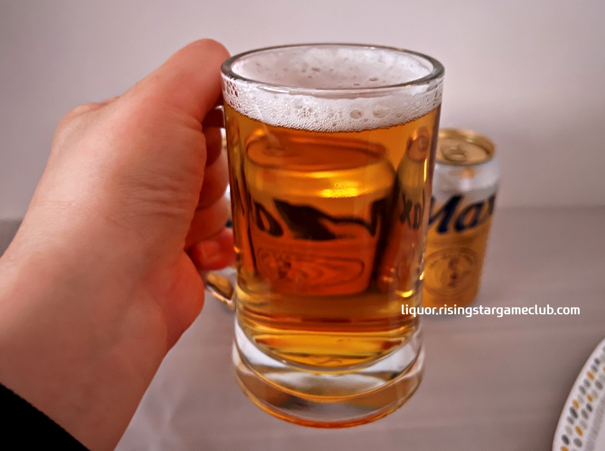 맥스(Max) 맥주 한잔 마시는 사진