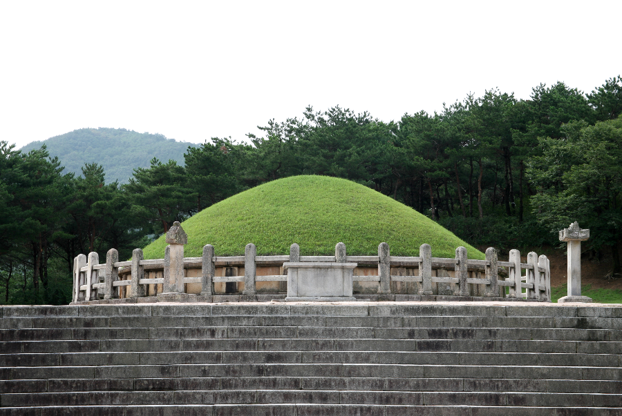 경주 김유신묘의 봉분과 묘역 전경