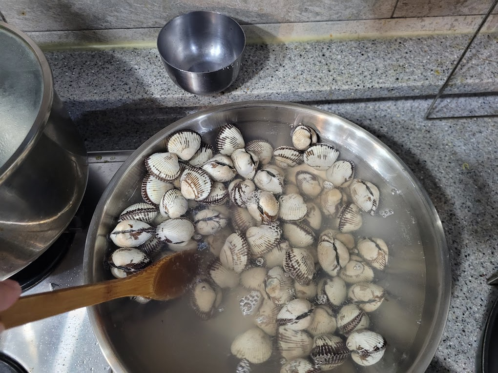 삶아지고 있는 꼬막