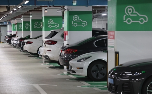 서울의 한 전기차 주차장에 차량들이 주차돼 있다.