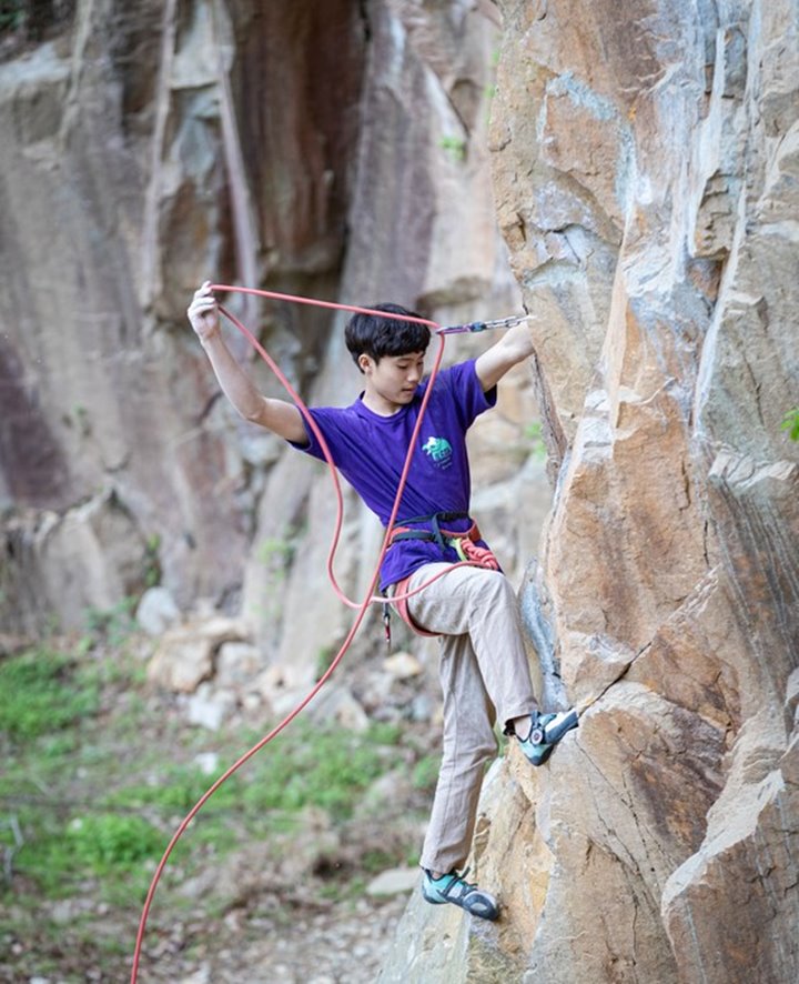 송윤찬이 클라이밍을 하는 사진