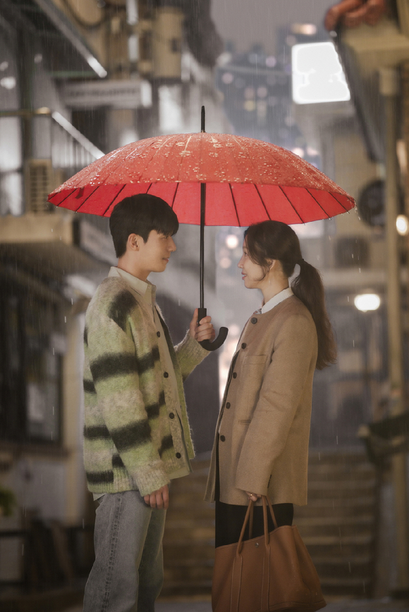 &#39;졸업’정려원과 위하준 스틸. [사진=tvN]