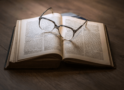 책과-안경-이미지