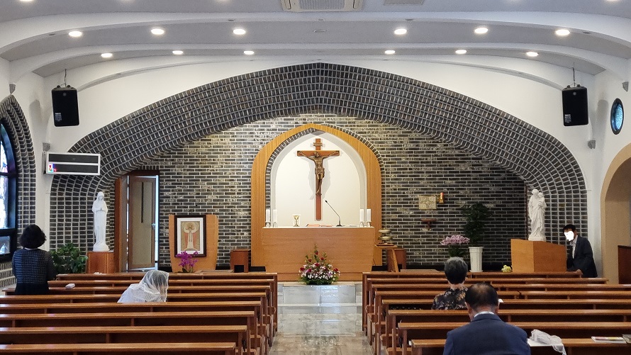 상주 옥산성당 성전 안 제대, 제단, 감실, 십자고상, 바뇌 성모상 사진