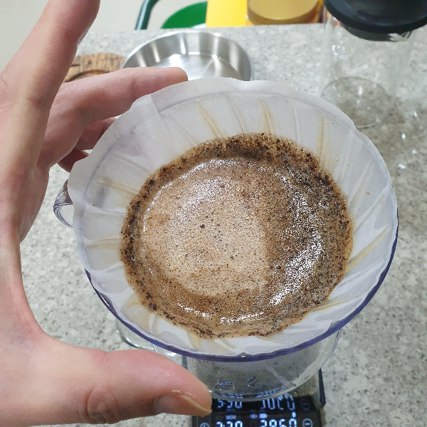 하리오 V60을 사용한 핸드 드립 2인분 레시피_1차 및 2차 Pour시 스월링(혹은 교반)한다. _ 손으로 드리퍼를 스월링하는 모습