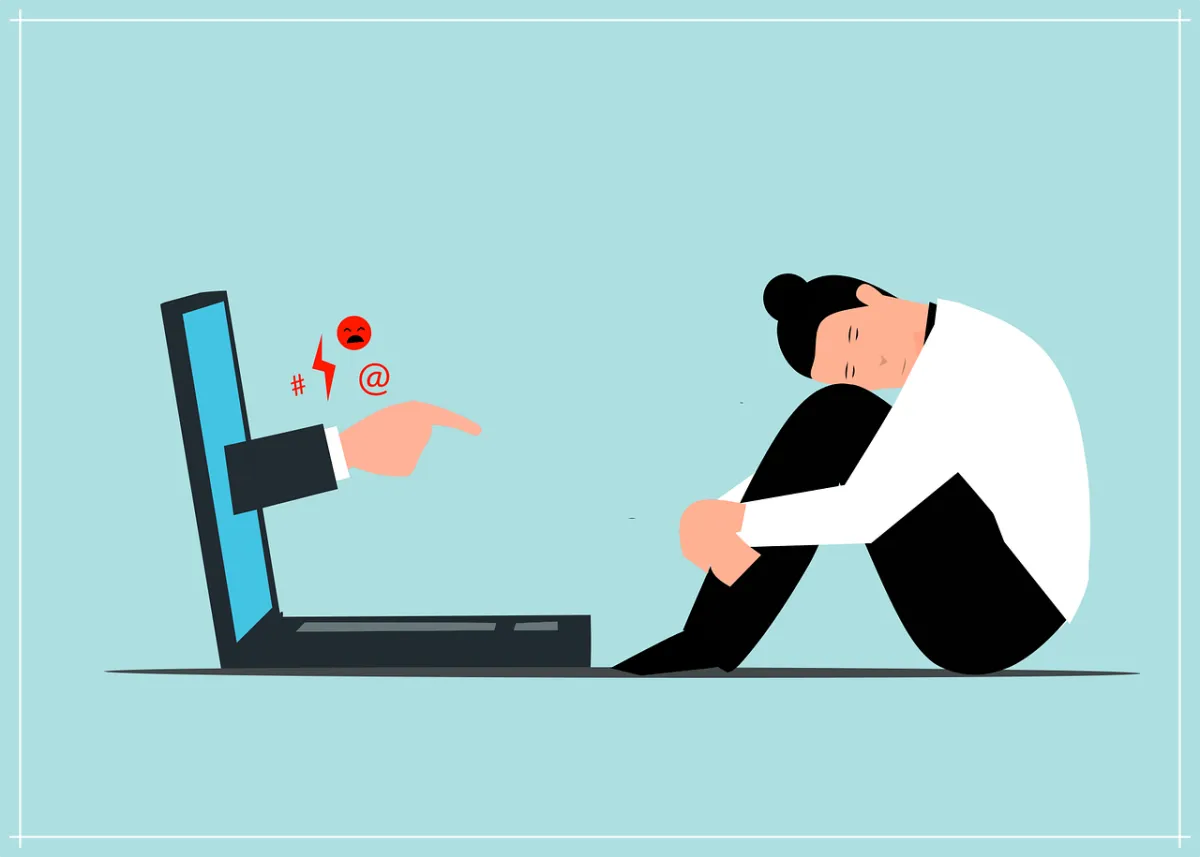 노트북-앞-상처 받은-슬픔-여성