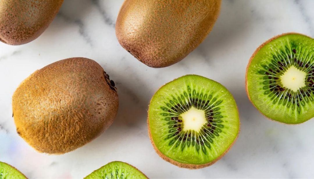 잘 익은 키위 고르는법 단면 색상과 씨 배열 비교 이미지 ewang88