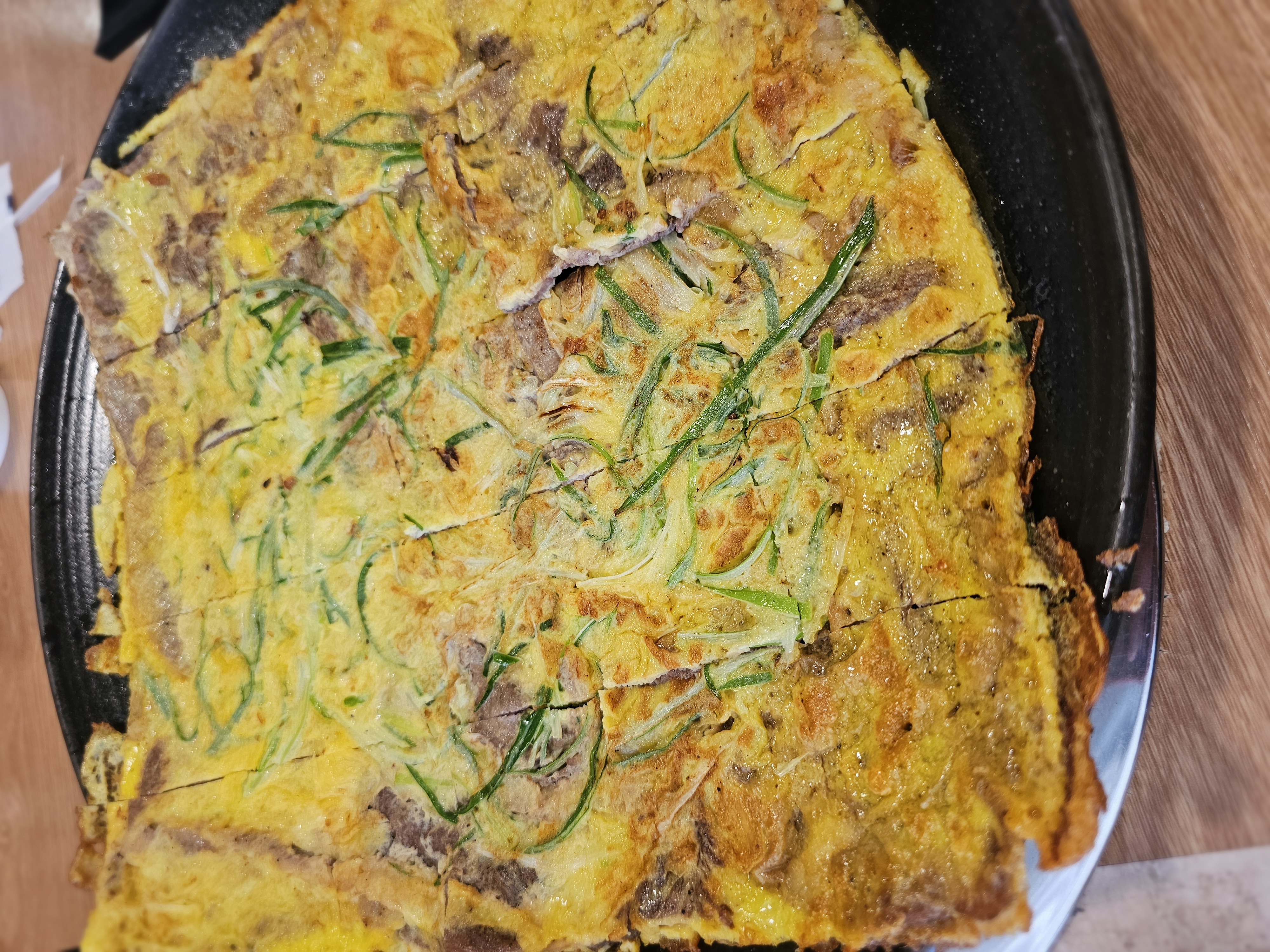 진주냉면 산홍 소고기 육전, 대파 고명 올린 노릇한 육전
