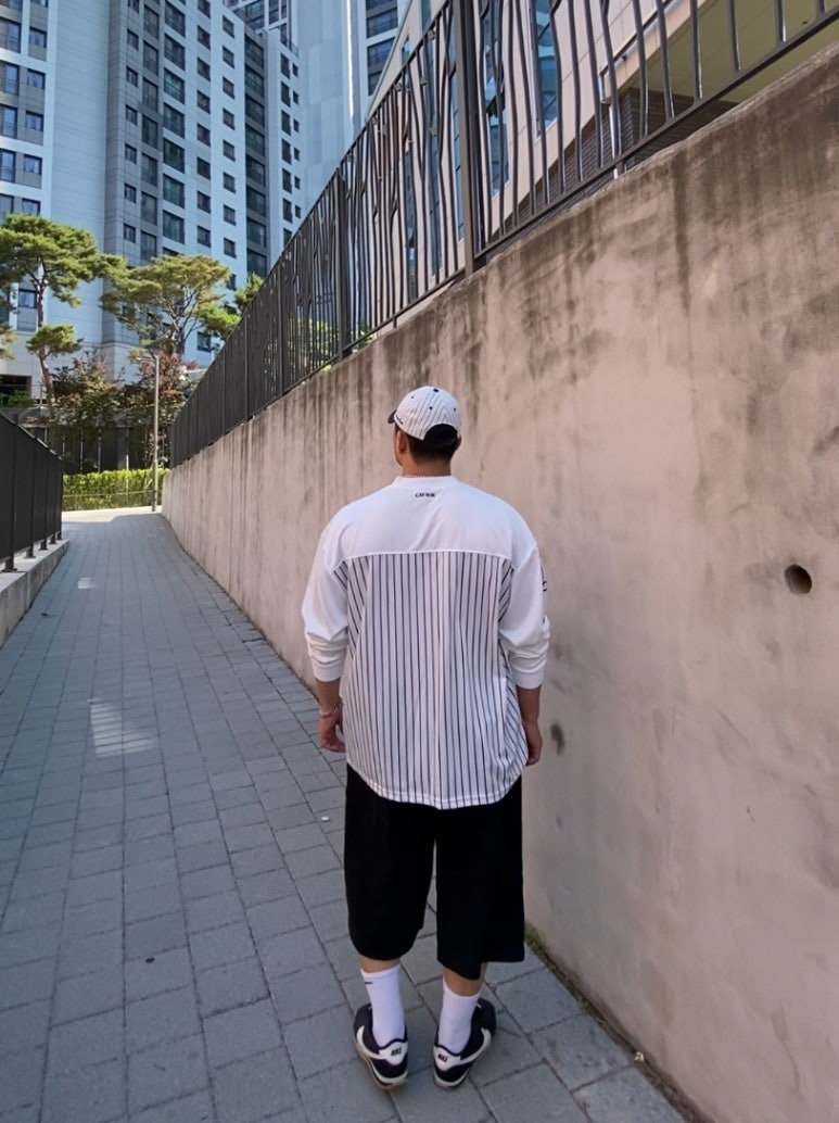 데일리룩('26. 6. 13.)카네라 스트라이프 볼캡 야구 모자, 드릭스 스트라이프 럭비 티셔츠, 무신사스탠다드 와이드 버뮤다팬츠, 나이키 양말, 나이키 코르테즈, 서지컬스틸 팔찌