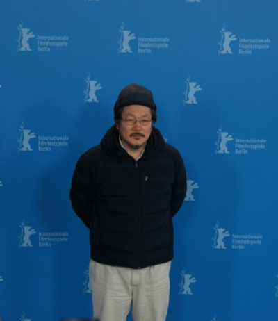 영화제에서 패딩잠바 입고 있는 홍상수 영화감독 모습