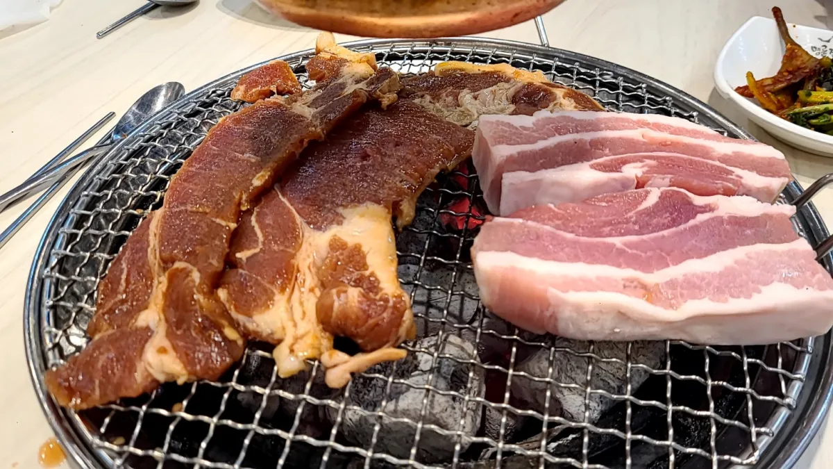 불판위에-통삼겹살과-돼지갈비가-올려져있다