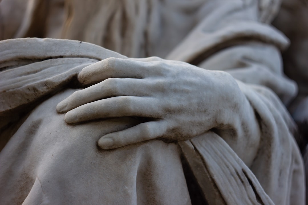 '신성대부'에서 가장 중요한 명사는 '신성' (sacred)입니다.