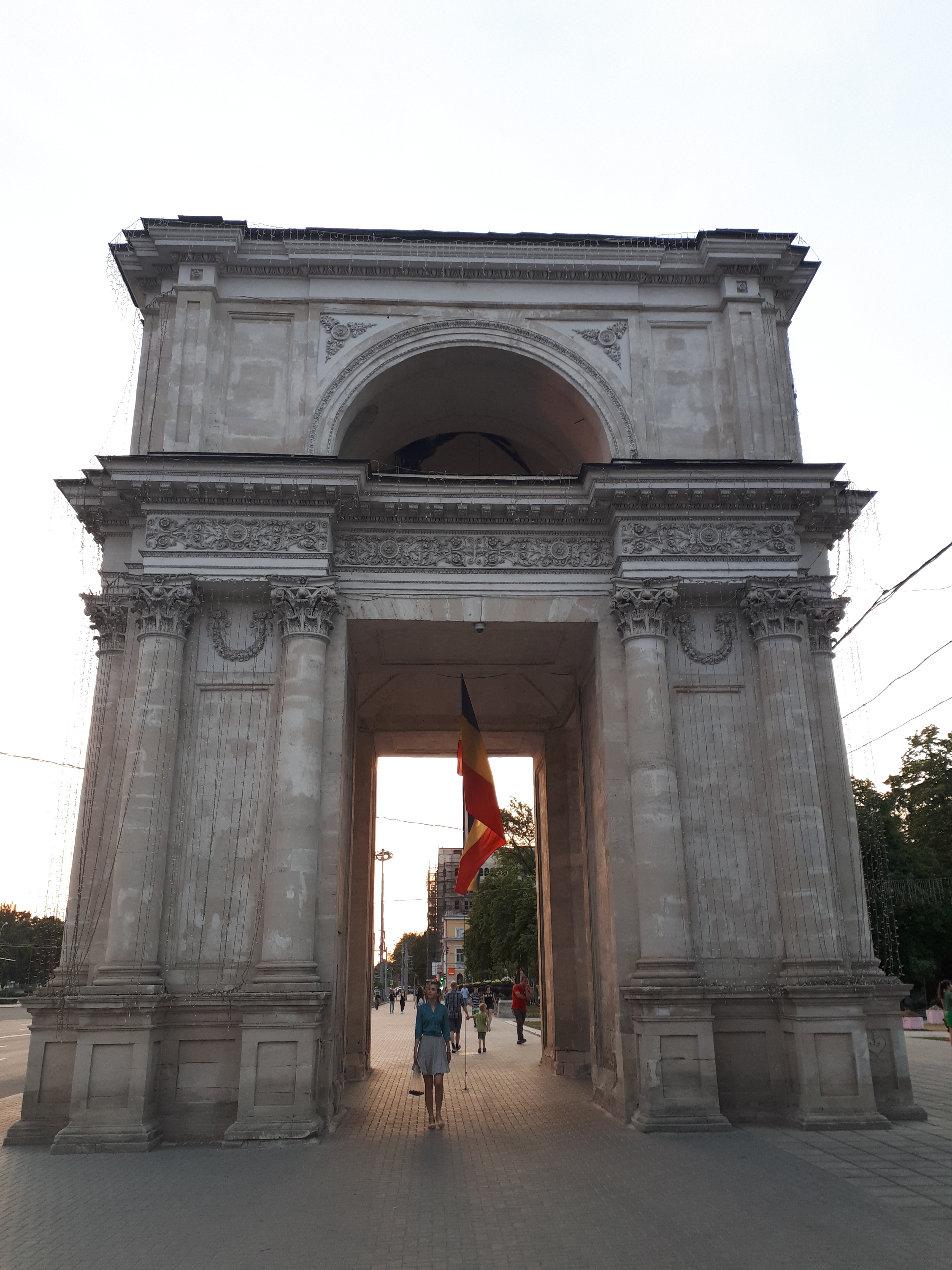 몰도바 키시나우 개선문의 여인