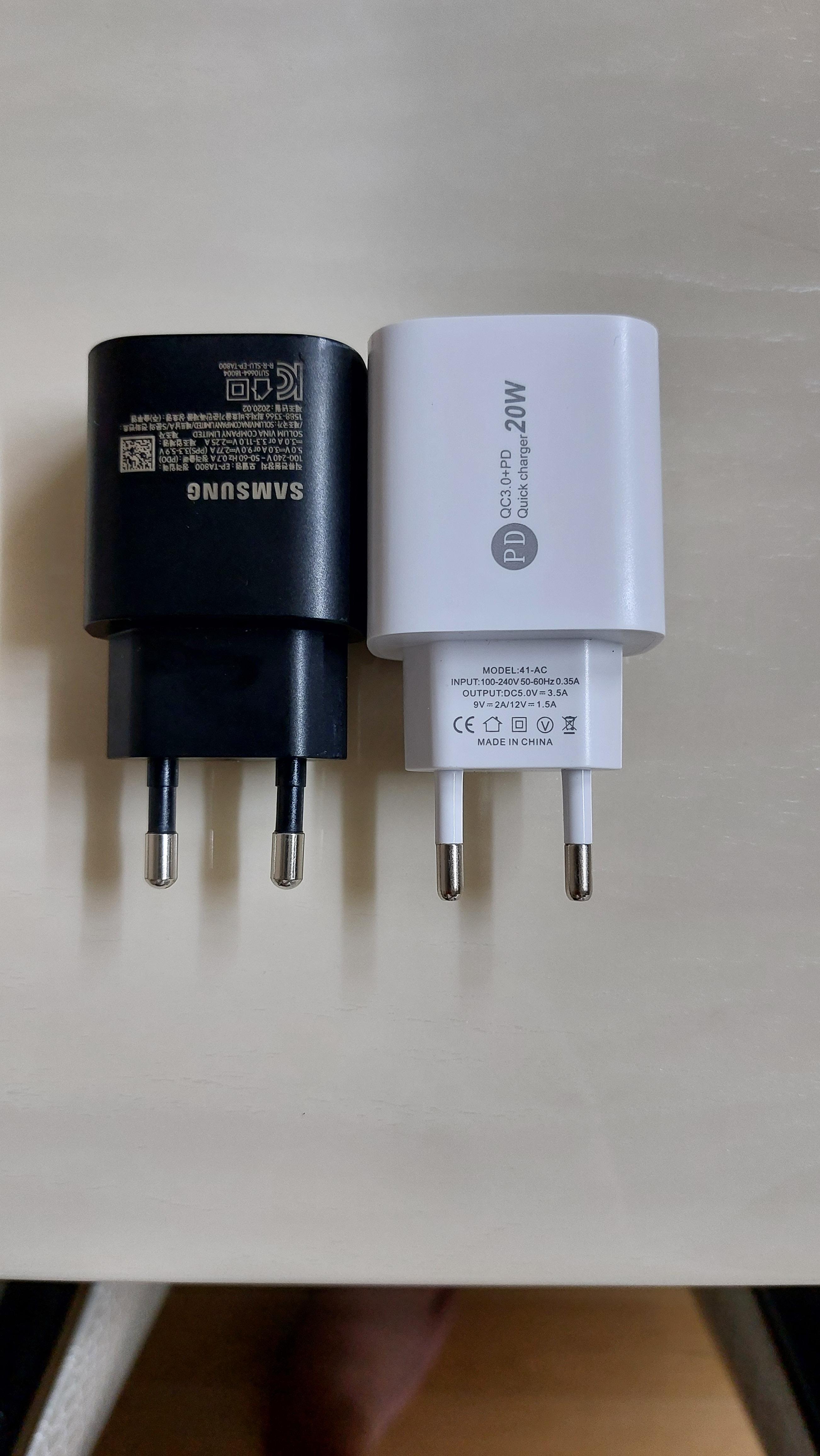 기존 삼성의 25와트 충전기 플러그 두께의 차이가 조금은 있습니다. 삼성것이 좀더 두꺼워서 콘센트에 딱 잘맞고, 알리 충전기의 경우 약간 부드럽게 꼽아지는 느낌이 있습니다.