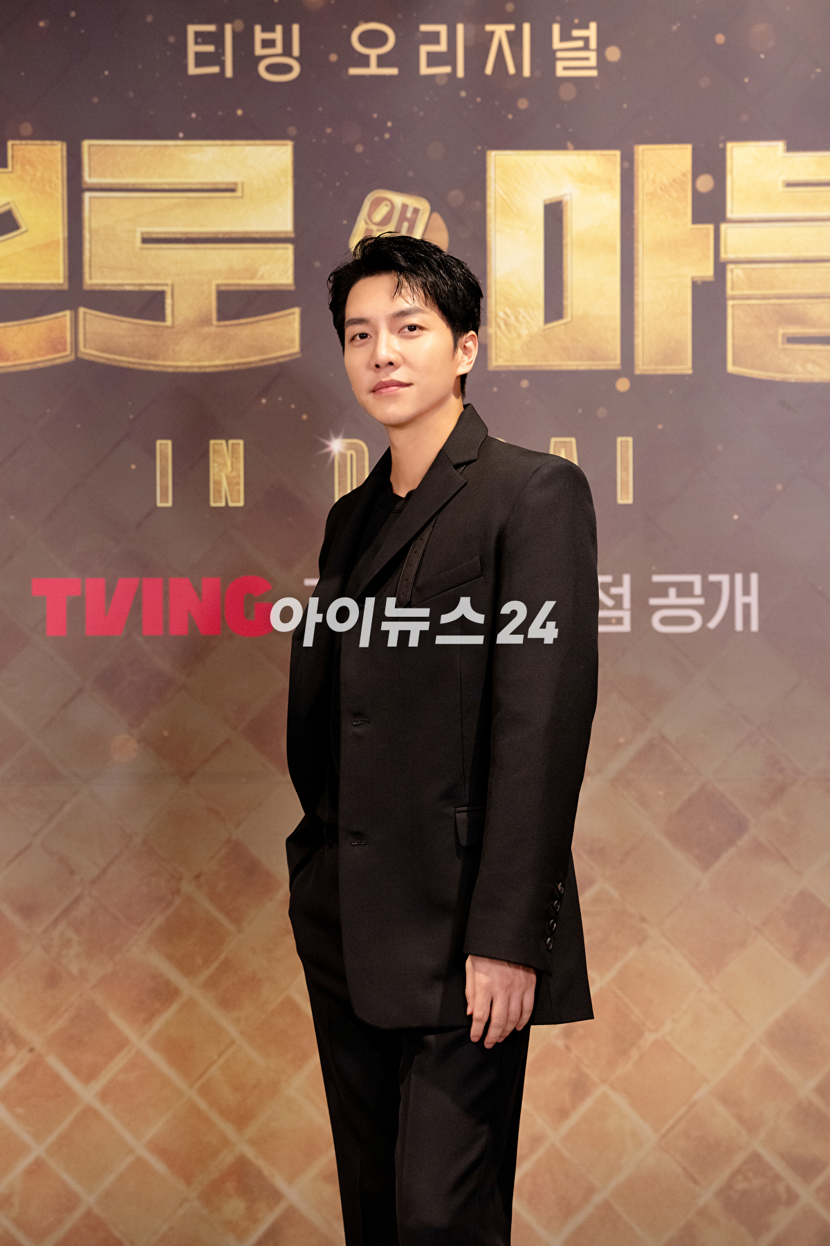 가수 겸 배우 이승기가 17일 온라인으로 진행된 티빙 오리지널 예능 &#39;브로 앤 마블&#39; 제작발표회에 참석해 포즈를 취하고 있다. [사진=티빙]